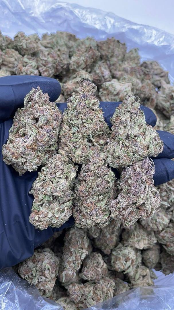 live dispensary display of fruity candy gas buds